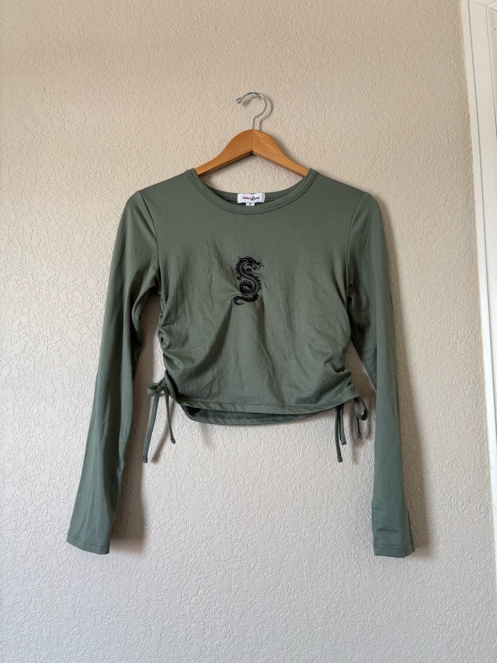 Y2K Green and black long sleeve crop top with snake/dragon design